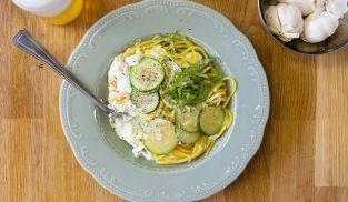 impiattare gli spaghetti con le zucchine e ricotta impiattare gli spaghetti con le zucchine e ricotta