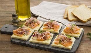 servire le tartine al salmone su un vassoio servire le tartine al salmone su un vassoio