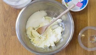 amalgamare la ricotta con lo zucchero