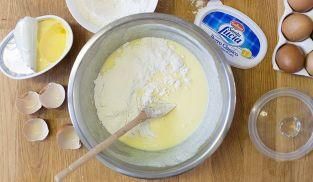 unire le uova e la farina