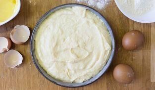 versare il composto in una tortiera