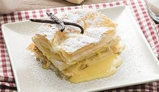 assemblare la torta diplomatica e guarnire con lo zucchero a velo assemblare la torta diplomatica e guarnire con lo zucchero a velo