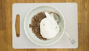 unire il cioccolato e gli albumi unire il cioccolato e gli albumi