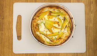 sfornare la torta salata con fiori di zucca quando dorata sfornare la torta salata con fiori di zucca quando dorata