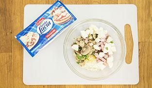 riunire in una ciotola i funghi e la mozzarella riunire in una ciotola i funghi e la mozzarella