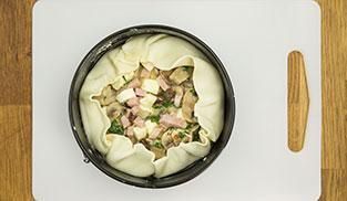 ripiegare la pasta sfoglia verso l'interno ripiegare la pasta sfoglia verso l'interno