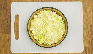versare il composto di porri nella teglia rivestita con la pasta versare il composto di porri nella teglia rivestita con la pasta