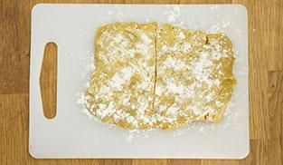 stendere la pasta con il mattarello stendere la pasta con il mattarello