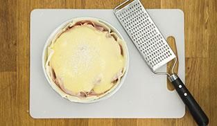 spolverizzare la torta salata con il formaggio grattugiato spolverizzare la torta salata con il formaggio grattugiato