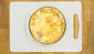 servire la torta salata con prosciutto e formaggio servire la torta salata con prosciutto e formaggio
