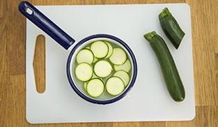 bollire le zucchine in un pentolino bollire le zucchine in un pentolino