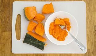 schiacciare con la forchetta la polpa della zucca schiacciare con la forchetta la polpa della zucca