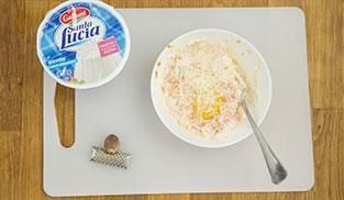 in una terrina lavorare la ricotta con la noce moscata in una terrina lavorare la ricotta con la noce moscata