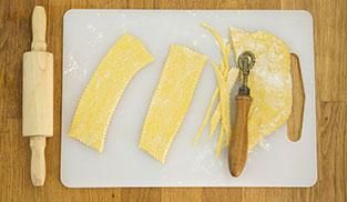 tagliare a striscioline la pasta fresca tagliare a striscioline la pasta fresca