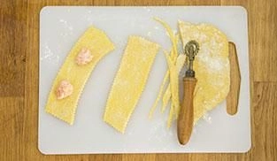 mettere il ripieno a metà della striscia di pasta mettere il ripieno a metà della striscia di pasta