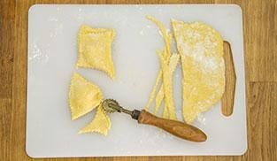 tagliate i ravioli con una rotella tagliapasta tagliate i ravioli con una rotella tagliapasta