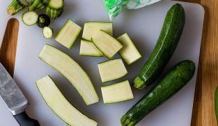 tagliare a metà le zucchine tagliare a metà le zucchine