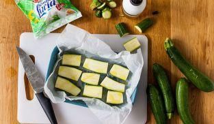 disporre le zucchine nella teglia con la carta forno disporre le zucchine nella teglia con la carta forno
