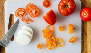 tagliare i pomodori e la mozzarella a fette tagliare i pomodori e la mozzarella a fette