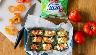 ricoprire le zucchine con altra mozzarella e pomodori ricoprire le zucchine con altra mozzarella e pomodori