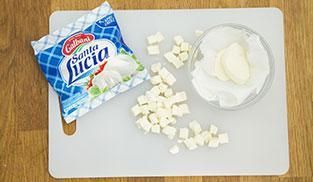 tagliare a cubetti la mozzarella