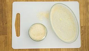 cospargere la pirofila con il pangrattato