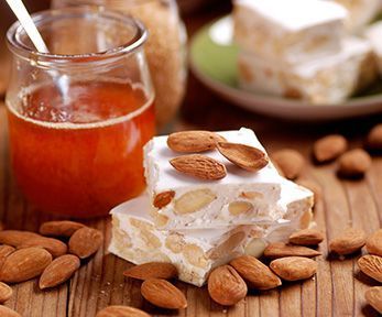 Come fare il torrone con le mandorle Come fare il torrone con le mandorle